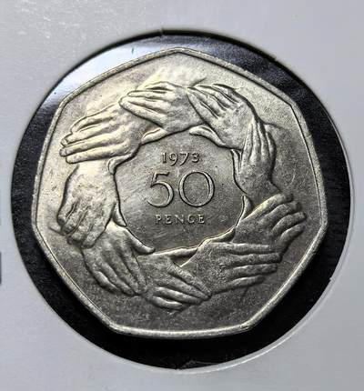 外国优质老铜币纪念币银币专场，周六晚上九点倒数截拍，满百包邮，周日发货,可寄存半年，喜欢朋友微信扫描二维码可直接参拍 - 英国1973 年加入欧共体50 便士纪念币，为纪念英国加入欧共体（欧盟前身）而铸，背面以九手相连象征欧洲团结，是英欧关系史上的经典纪念币，见证英国入欧历史。