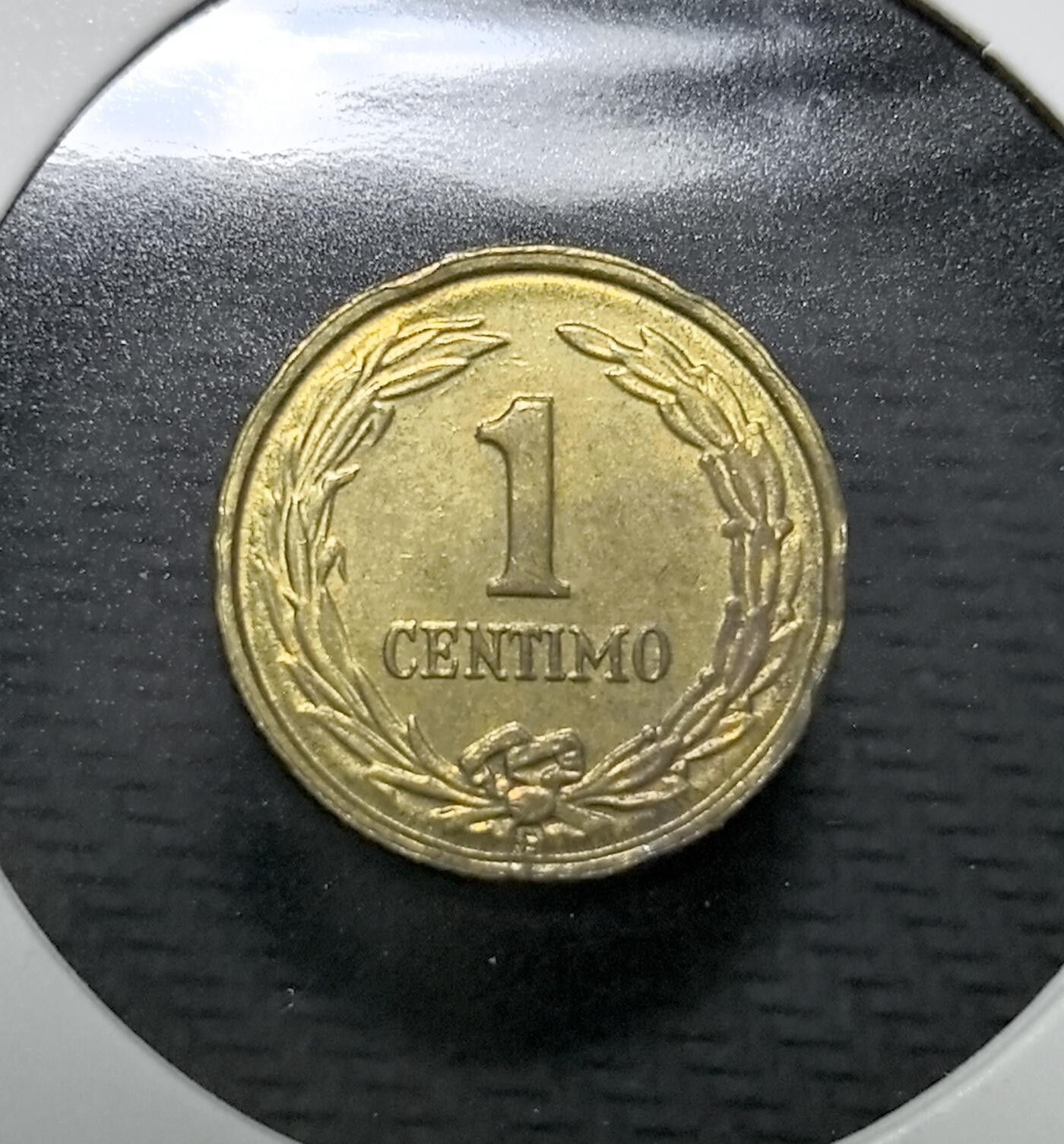 外国优质老铜币纪念币银币专场，周六晚上九点倒数截拍，满百包邮，周日发货,可寄存半年，喜欢朋友微信扫描二维码可直接参拍 巴拉圭 1950 年1 分铜币。正面为国家花象征，背面饰月桂纹章。该币处于巴拉圭战后恢复期，是当时低值货币体系的遗存，见证了该国经济动荡时期的货币制度。