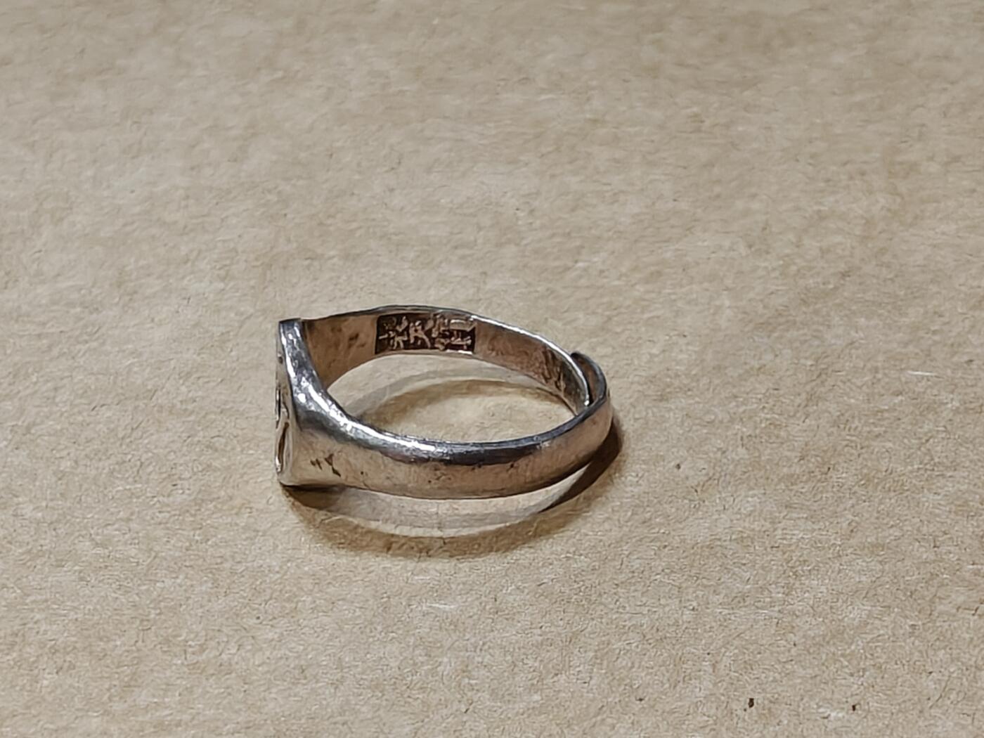 徽章钱币纪念章刺绣杂件专拍 抗战胜利V裘天宝银楼款戒指