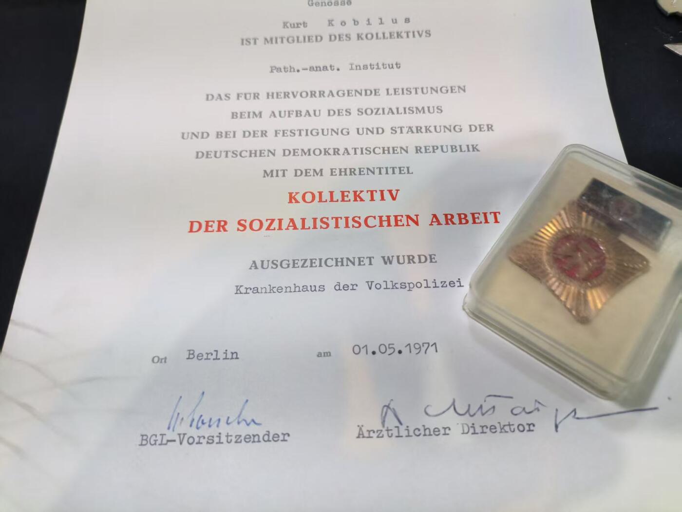 云宸嘉赏-勋臻佳藏四月精品甄选场次（低佣 一元一手） 民主德国 劳动荣誉奖章带证书  授予柏林人民警察医院病理 - 解剖研究所的库尔特・科比卢斯