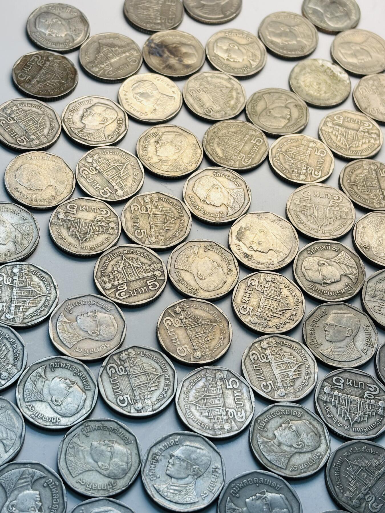 文馨钱币收藏第 299 场，长期接代拍业务 好品带光，原光，流通好品泰国老版 5 泰铢 100 枚，折合人民币 106 元