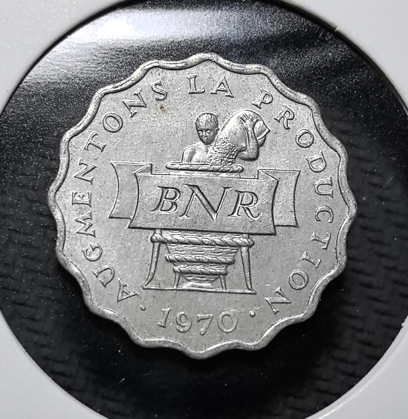 外国优质老铜币纪念币银币专场，周六晚上九点倒数截拍，满百包邮，周日发货,可寄存半年，喜欢朋友微信扫描二维码可直接参拍 卢旺达1970 年2 法郎花边铝币。正面为国徽与法语面值，背面铸 “增产” 口号与农耕图，属卢旺达独立后流通币，见证非洲独立初期的经济口号与货币自主。