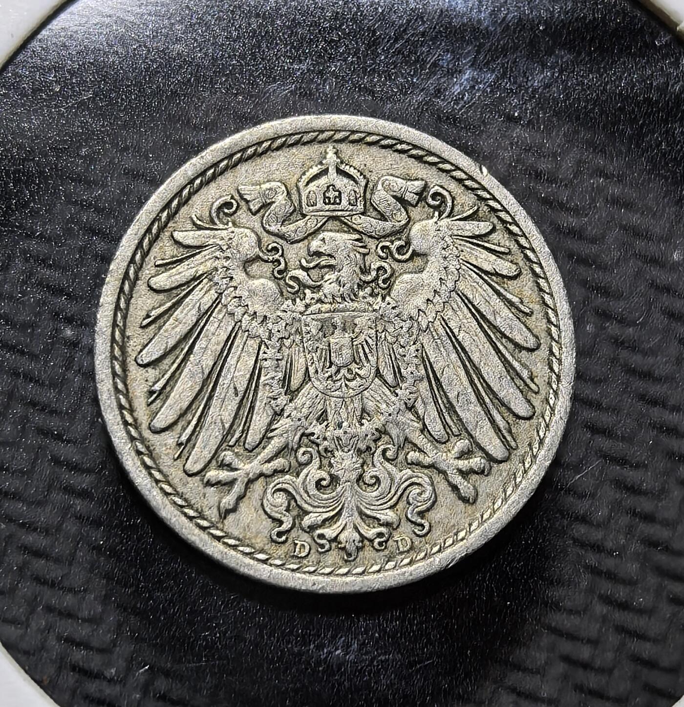 外国优质老铜币纪念币银币专场，周六晚上九点倒数截拍，满百包邮，周日发货,可寄存半年，喜欢朋友微信扫描二维码可直接参拍 德意志帝国1911 年5 芬尼D版，正面为德意志帝国鹰徽，背面铸面值与年份，是一战前德意志第二帝国的流通辅币，见证德国统一后货币体系与帝国荣光。