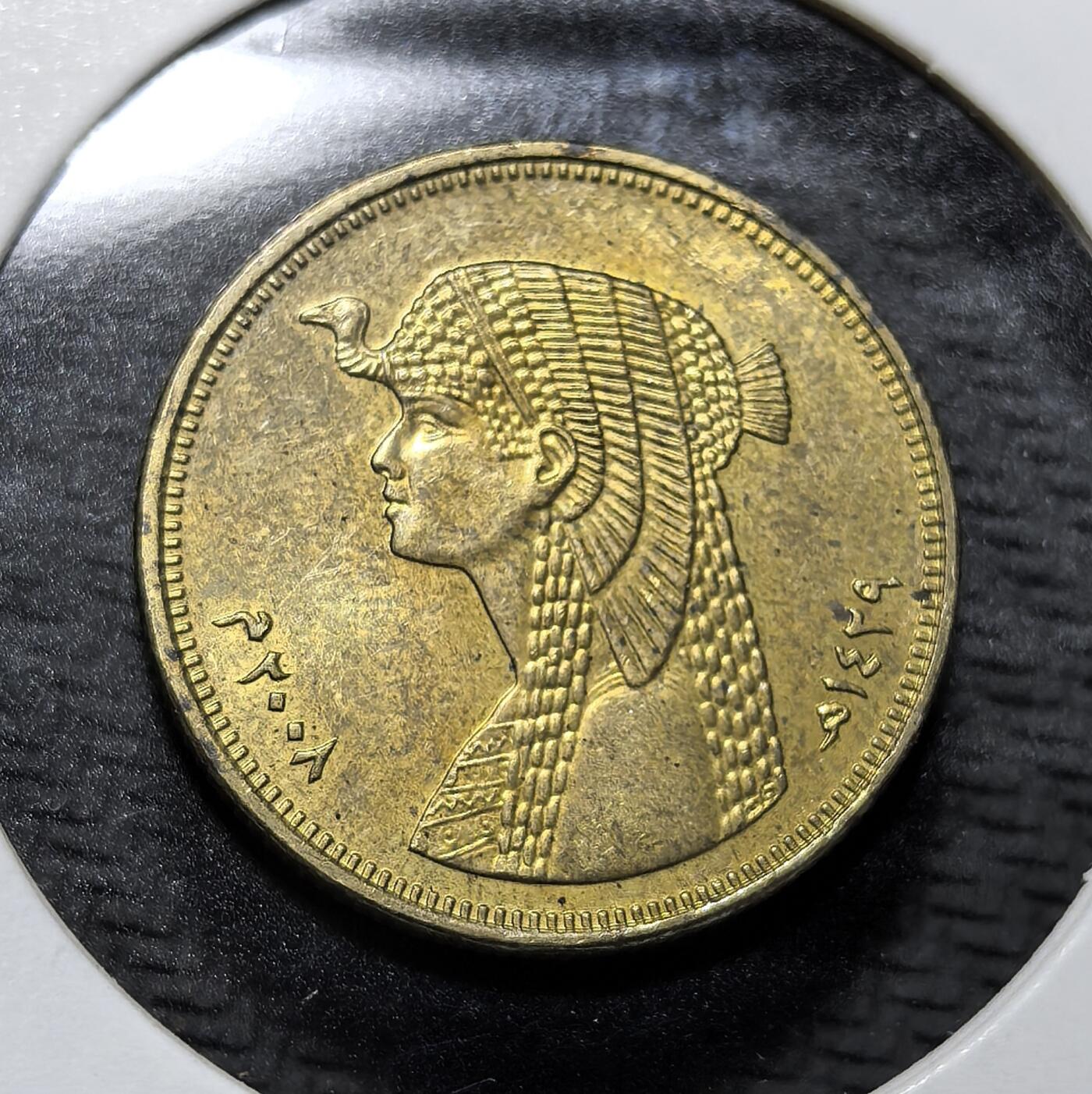 外国优质老铜币纪念币银币专场，周六晚上九点倒数截拍，满百包邮，周日发货,可寄存半年，喜欢朋友微信扫描二维码可直接参拍 埃及艳后克娄巴特拉七世50皮阿斯特铜币，是埃及现代流通币，融合古文明意象与当代货币体系。