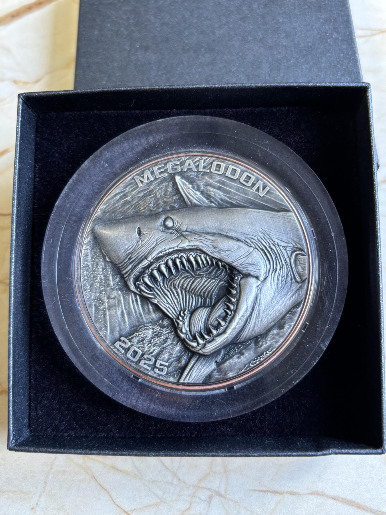 第197期拍卖 瓦努阿图2025年恐龙时代5巨齿鲨银铜双金属纪念币，999银+铜，10克+145克，发行1999枚
