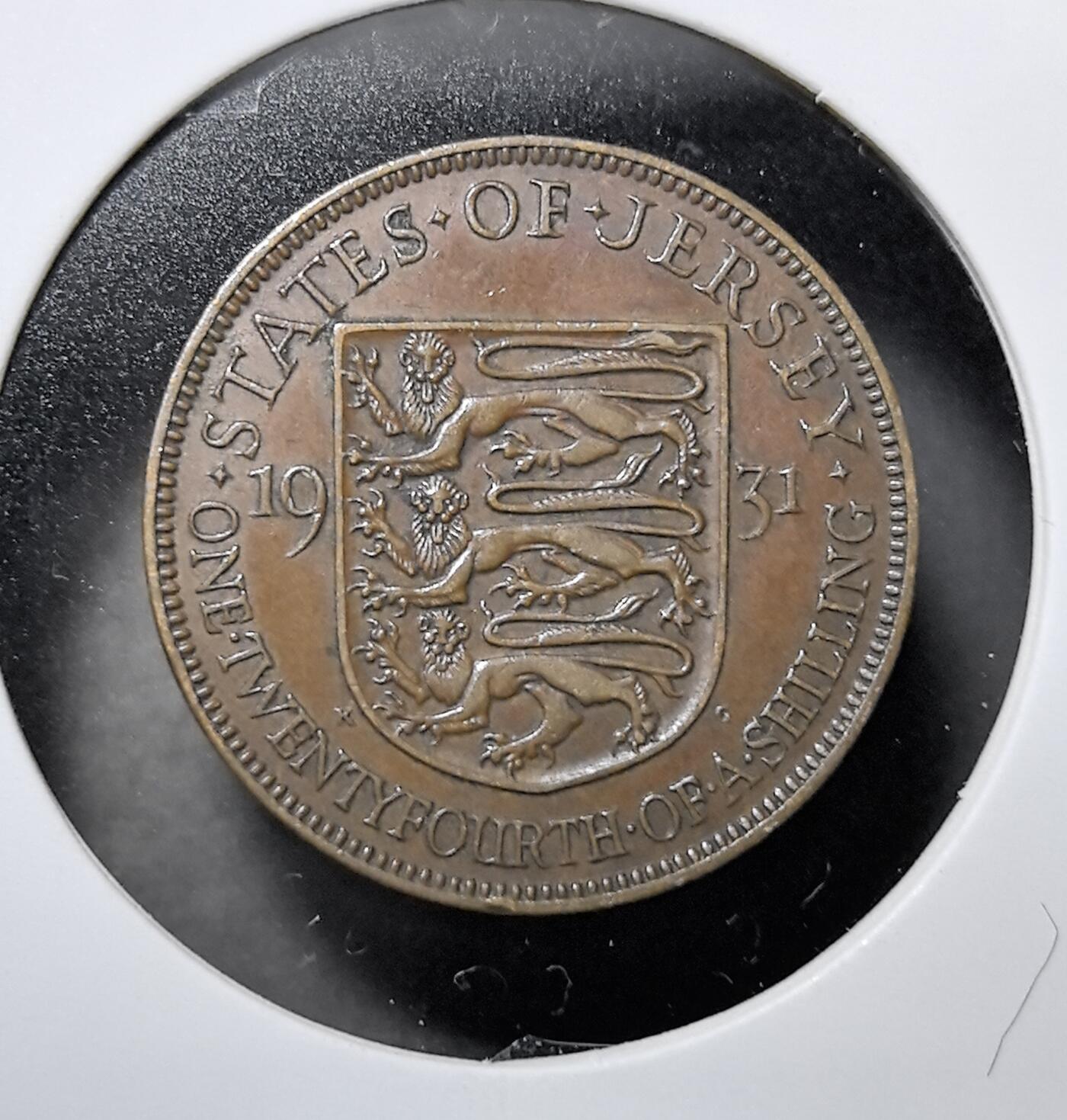 外国优质老铜币纪念币银币专场，周六晚上九点倒数截拍，满百包邮，周日发货,可寄存半年，喜欢朋友微信扫描二维码可直接参拍 泽西群岛1931年1/24 先令铜币，采用 “狮子持盾” 纹章图案，边缘刻有属地名称与面值，彰显当时的货币体系。作为二战前夕的流通货币，它见证了英国王室对海峡群岛的管辖，以及当时英镑体系下的小额货币使用情况。