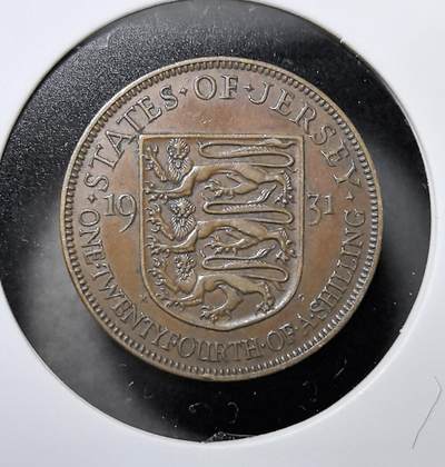 外国优质老铜币纪念币银币专场，周六晚上九点倒数截拍，满百包邮，周日发货,可寄存半年，喜欢朋友微信扫描二维码可直接参拍 - 泽西群岛1931年1/24 先令铜币，采用 “狮子持盾” 纹章图案，边缘刻有属地名称与面值，彰显当时的货币体系。作为二战前夕的流通货币，它见证了英国王室对海峡群岛的管辖，以及当时英镑体系下的小额货币使用情况。