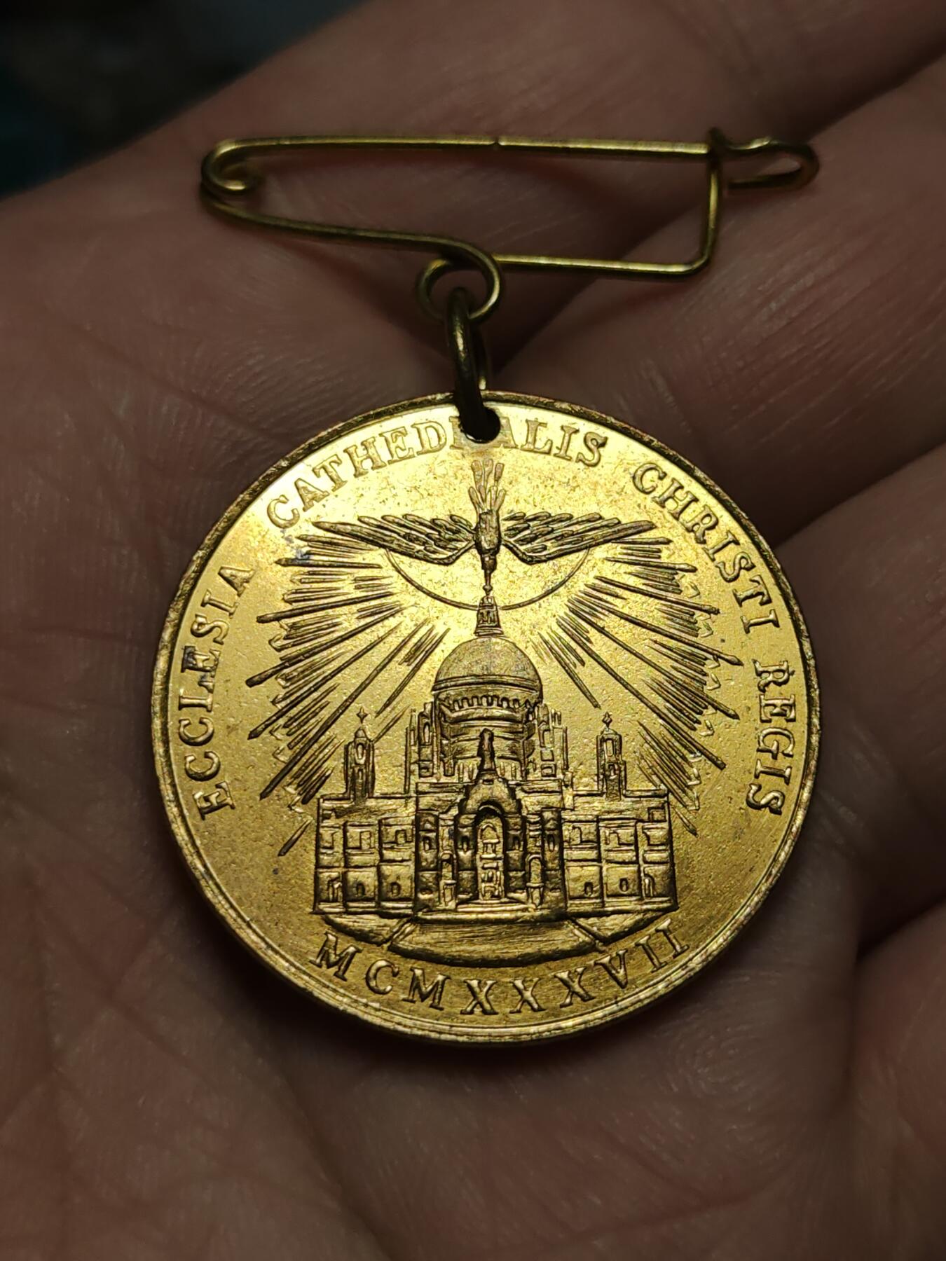 2026年第四十三场(总第二百一十二场）外国好品散币场(免佣金) 英国🇬🇧1937年基督君王节–利物浦大都会主教座堂地下圣堂首次弥撒纪念章，直径31.8，重15.75克