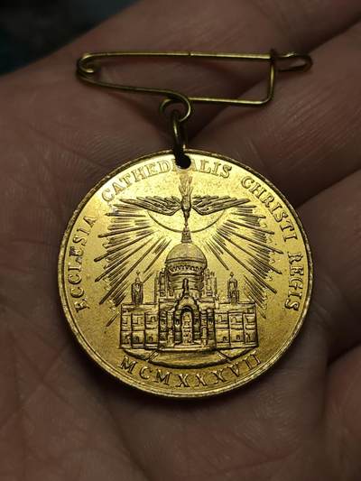 2026年第四十三场(总第二百一十二场）外国好品散币场(免佣金) - 英国🇬🇧1937年基督君王节–利物浦大都会主教座堂地下圣堂首次弥撒纪念章，直径31.8，重15.75克