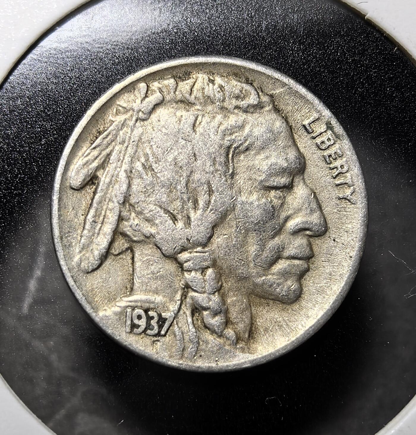 外国优质老铜币纪念币银币专场，周六晚上九点倒数截拍，满百包邮，周日发货,可寄存半年，喜欢朋友微信扫描二维码可直接参拍 极美品少见S版美国 1937年野牛镍币，以印第安人与美洲野牛为设计，是美国 20 世纪经典流通币，见证西进运动与原住民文化符号的历史印记。