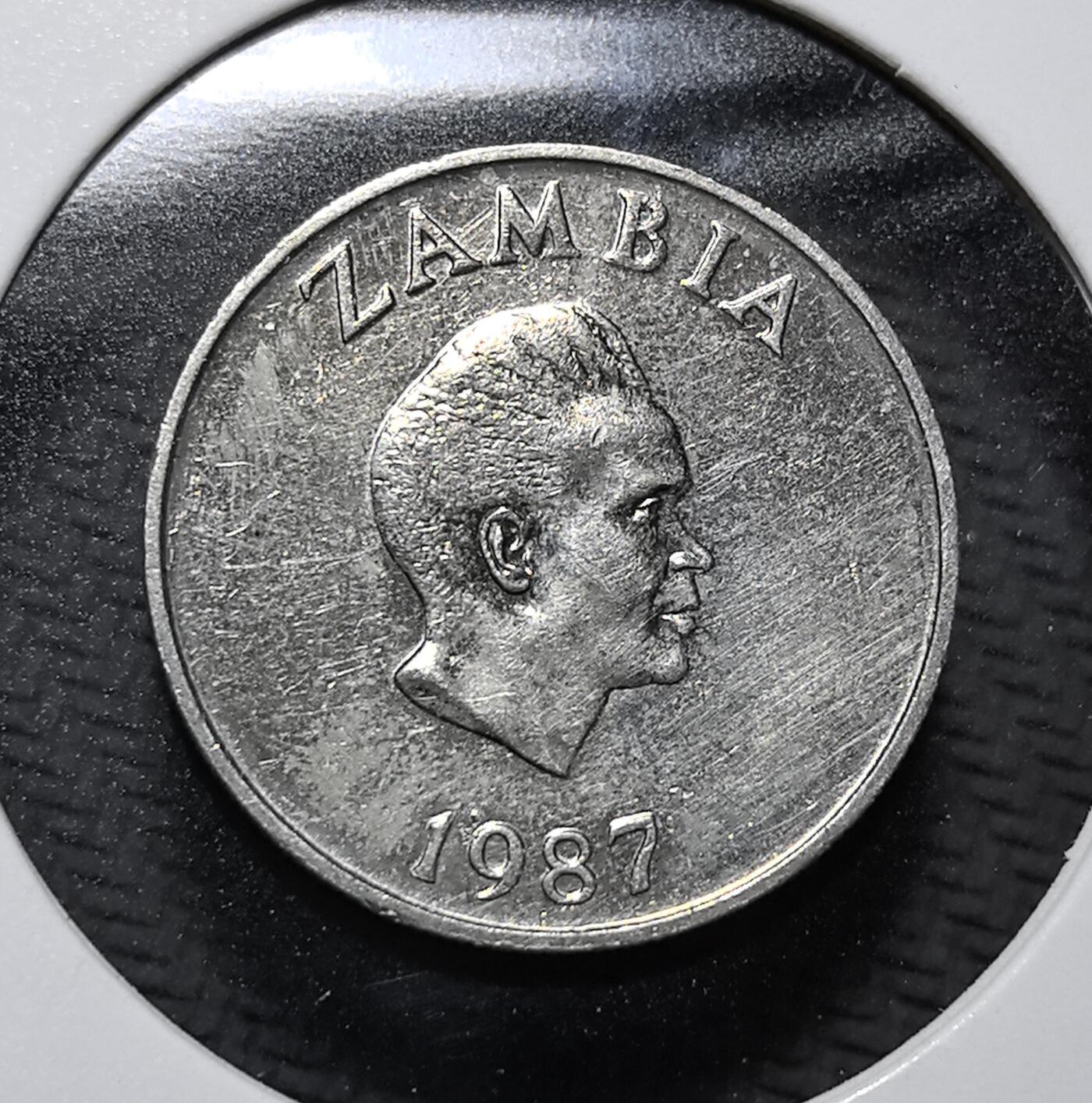 外国优质老铜币纪念币银币专场，周六晚上九点倒数截拍，满百包邮，周日发货,可寄存半年，喜欢朋友微信扫描二维码可直接参拍 赞比亚巨嘴鸟10 恩韦，正面为开国总统卡翁达头像，背面以非洲巨嘴鸟彰显本土生态，是赞比亚独立后流通辅币，见证非洲国家货币自主与本土文化传承。