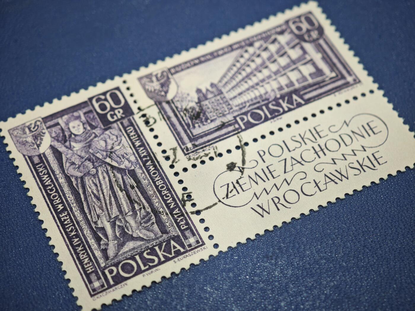 橙子收藏第八期(社会主义国家邮票专场) 波兰人民共和国《波兰西部土地·弗罗茨瓦夫》纪念双联邮票    一枚1960年代波兰人民共和国发行的带附票双联邮票，主题为“波兰西部土地·弗罗茨瓦夫”，是战后波兰为彰显对前德国领土的主权与重建成果发行的系列邮票之一。