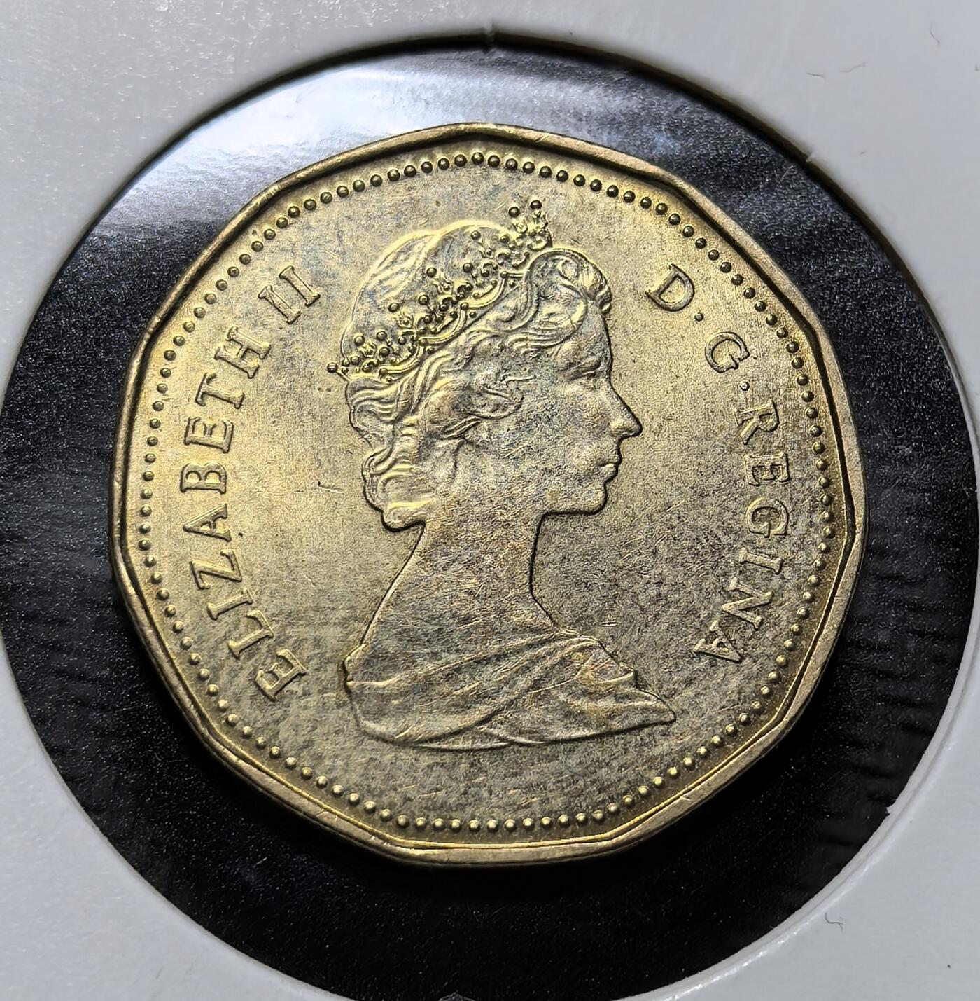 外国优质老铜币纪念币银币专场，周六晚上九点倒数截拍，满百包邮，周日发货,可寄存半年，喜欢朋友微信扫描二维码可直接参拍 加拿大1987年潜鸟币。正面为伊丽莎白二世像，背面是北美潜鸟，该币取代纸币成为加拿大主要流通硬币，象征该国自然与野生动物保护特色。