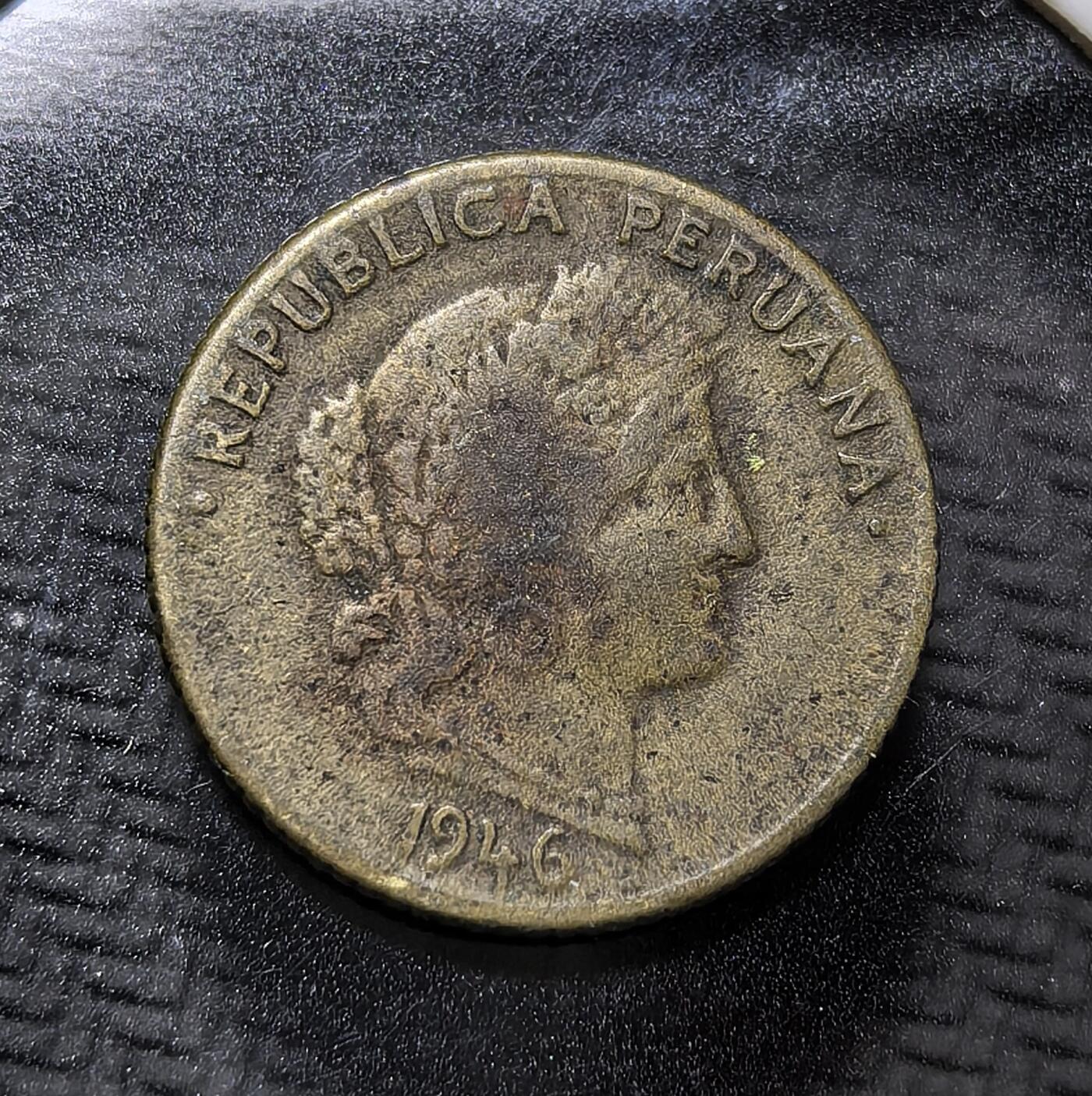外国优质老铜币纪念币银币专场，周六晚上九点倒数截拍，满百包邮，周日发货,可寄存半年，喜欢朋友微信扫描二维码可直接参拍 秘鲁1946年5 分铜币，正面为自由女神头像，背面是面值与月桂枝叶，是秘鲁战后独立流通币，见证拉美共和国货币体系与民族独立精神。