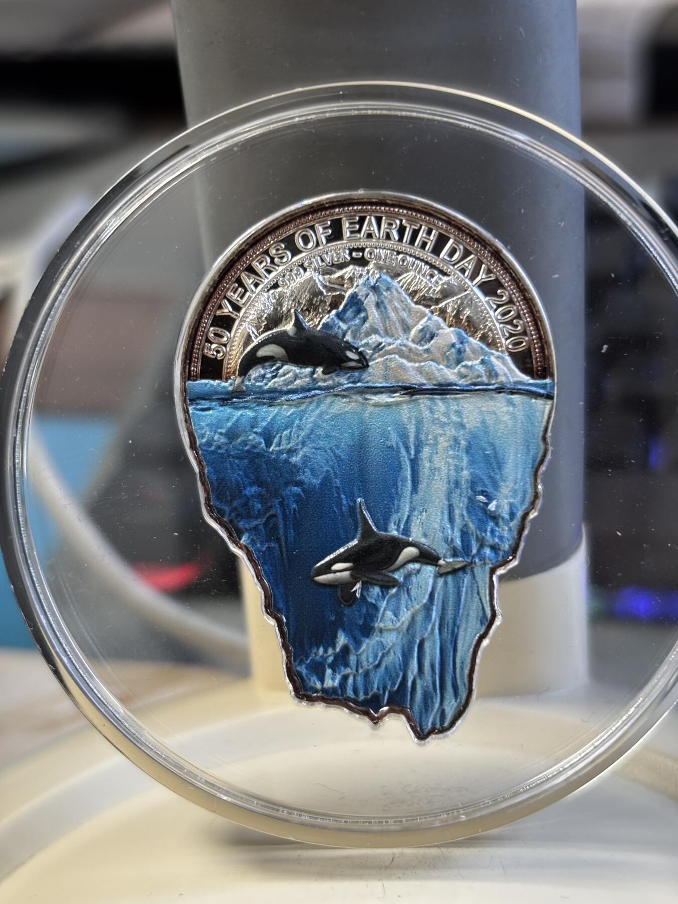 第197期拍卖 喀麦隆2020年世界地球日50周年异形彩色纪念银币，999银，发行2000枚，有氧化