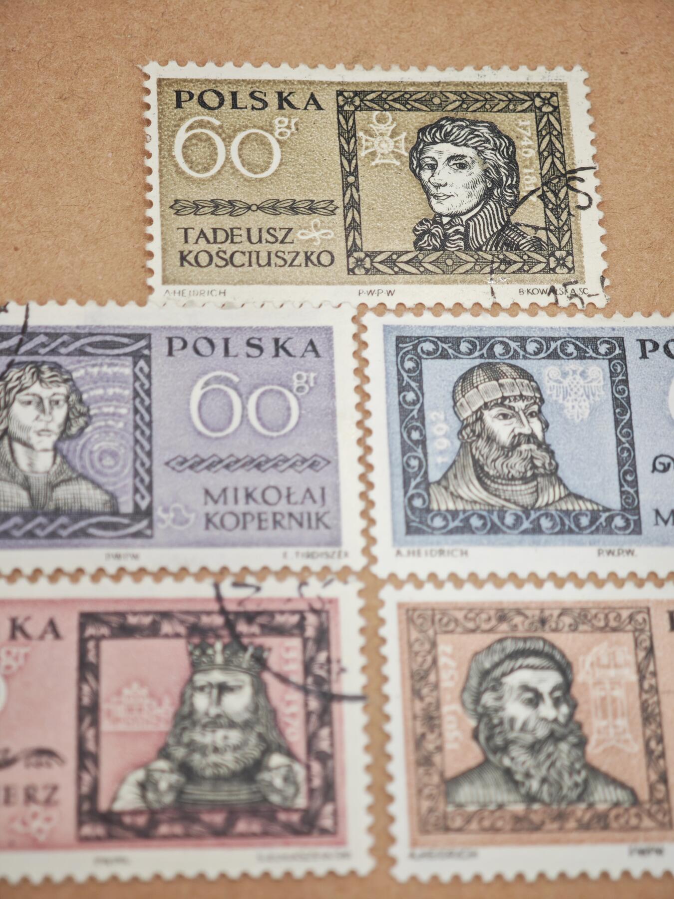 橙子收藏第八期(社会主义国家邮票专场) 波兰1950-1960年代发行的波兰历史名人系列邮票，以纪念对波兰历史、科学与民族发展有重大贡献的人物1. 塔德乌什·科希丘什科 2. 尼古拉·哥白尼 3. 米什科一世 4. 卡齐米日三世大帝 5. 安杰伊·弗里奇·莫杰夫斯基