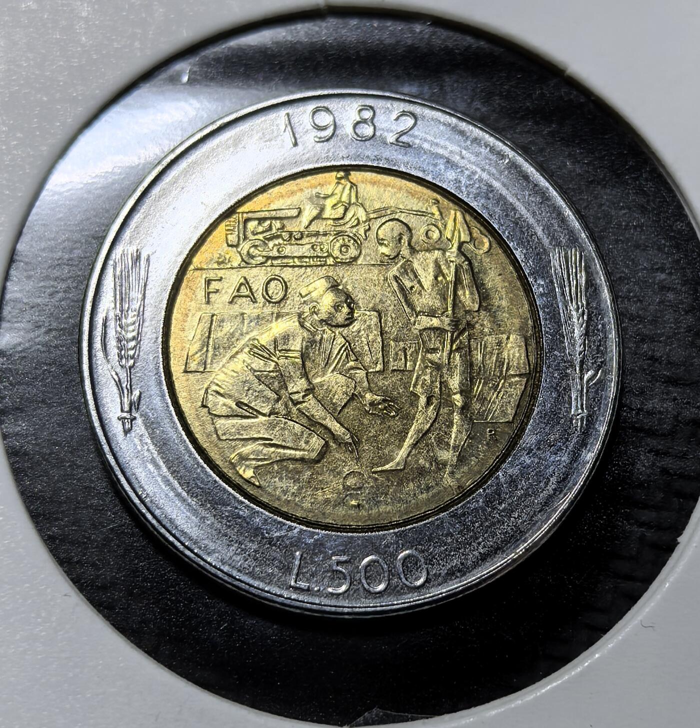 外国优质老铜币纪念币银币专场，周六晚上九点倒数截拍，满百包邮，周日发货,可寄存半年，喜欢朋友微信扫描二维码可直接参拍 圣马力诺 1982 年500 里拉 FAO 双色纪念币。正面为圣马力诺三塔国徽，背面以农耕场景致敬联合国粮农组织，是微型国家纪念币，见证全球反饥饿运动与欧洲钱币文化。