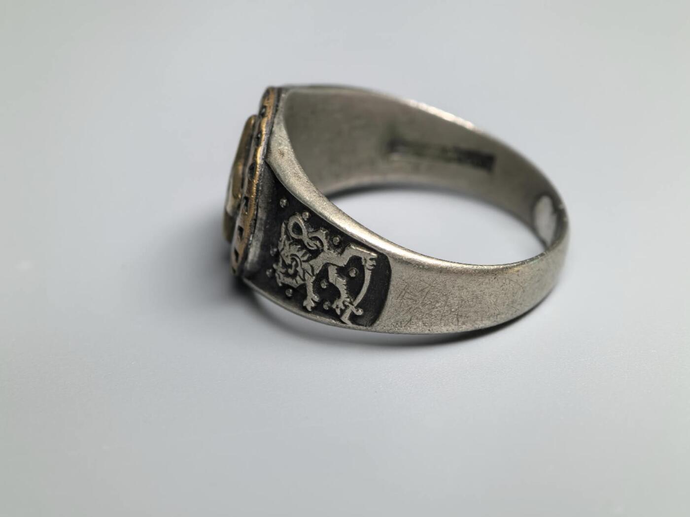 小驴勋章奖章收藏4月11日周六晚六点拍卖（珍爱和平，收藏战争，铭记历史，勿忘国耻，忠党爱国。有偿代拍，送拍规则在简介最后，参拍须阅读规则后再参拍，关系到运费包装发货时效真假辨别等关键信息，拍卖时不再发原图，看大图店主微信码在拍卖店铺介绍里） 芬兰空军纪念戒指 银制珐琅 中心铜制 银标齐全 港码25号