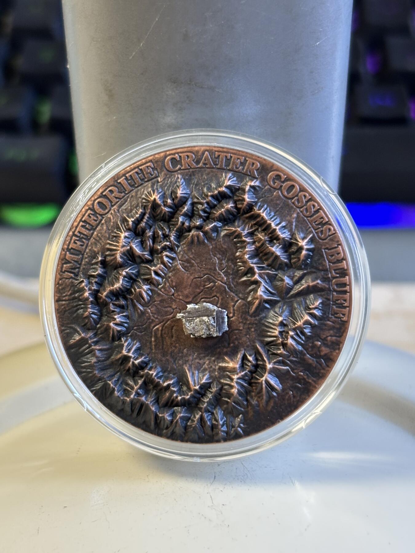 第197期拍卖 纽埃2017年陨石坑系列4镶嵌戈斯峭壁陨石仿古银币，999银，发行666枚