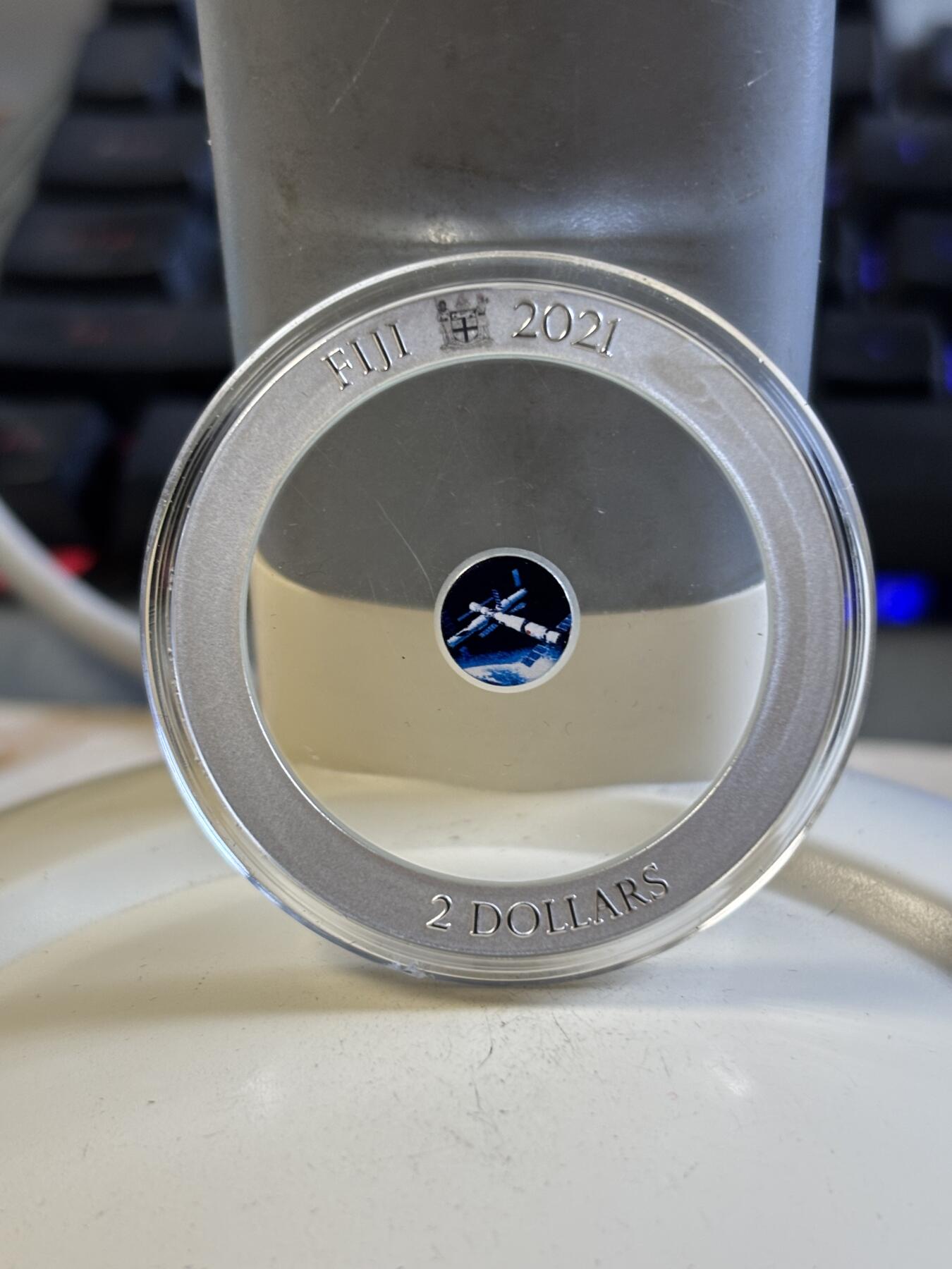 第197期拍卖 斐济2021年镶透明亚克力宇宙空间站银币，999银+亚克力，14+4克，发行999枚