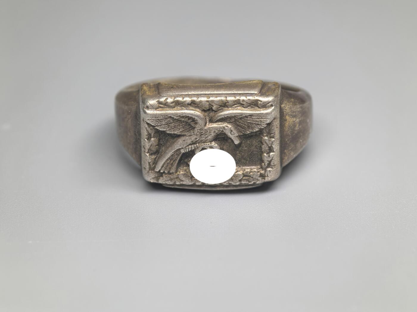 小驴勋章奖章收藏4月11日周六晚六点拍卖（珍爱和平，收藏战争，铭记历史，勿忘国耻，忠党爱国。有偿代拍，送拍规则在简介最后，参拍须阅读规则后再参拍，关系到运费包装发货时效真假辨别等关键信息，拍卖时不再发原图，看大图店主微信码在拍卖店铺介绍里） 使用原品开模 现代工艺品 秃鹫军团空军银戒指，内打银标，港码19码，图案为得三空军极早期第一版