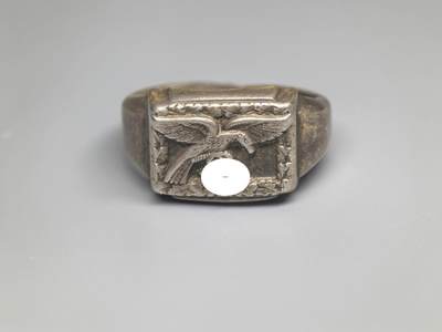 小驴勋章奖章收藏4月11日周六晚六点拍卖（珍爱和平，收藏战争，铭记历史，勿忘国耻，忠党爱国。有偿代拍，送拍规则在简介最后，参拍须阅读规则后再参拍，关系到运费包装发货时效真假辨别等关键信息，拍卖时不再发原图，看大图店主微信码在拍卖店铺介绍里） - 使用原品开模 现代工艺品 秃鹫军团空军银戒指，内打银标，港码19码，图案为得三空军极早期第一版"垂尾"鹰徽（德空军1935年3月1日开始佩发，1936 年底或 1937 年初开始佩发第二版）