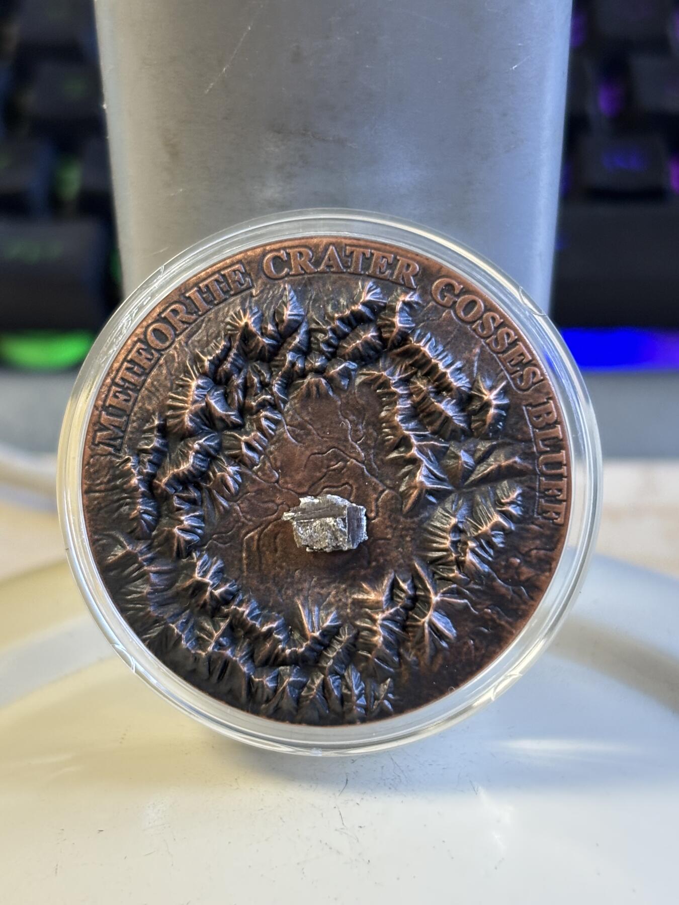 第197期拍卖 纽埃2017年陨石坑系列4镶嵌戈斯峭壁陨石仿古银币，999银，发行666枚