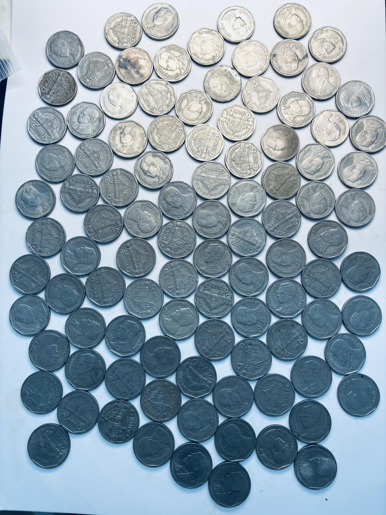 文馨钱币收藏第 299 场，长期接代拍业务 好品带光，原光，流通好品泰国老版 5 泰铢 100 枚，折合人民币 106 元