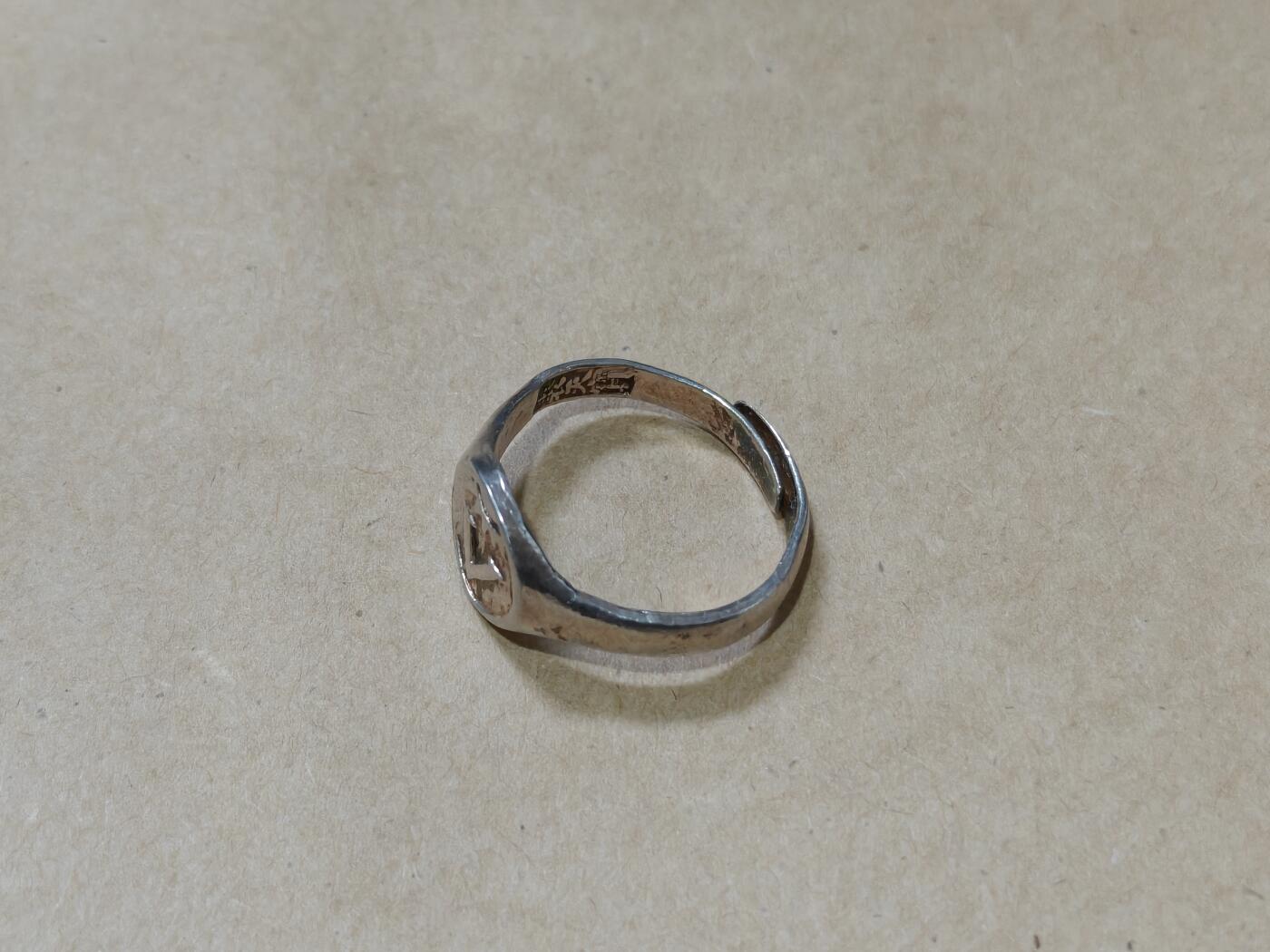 徽章钱币纪念章刺绣杂件专拍 抗战胜利V裘天宝银楼款戒指