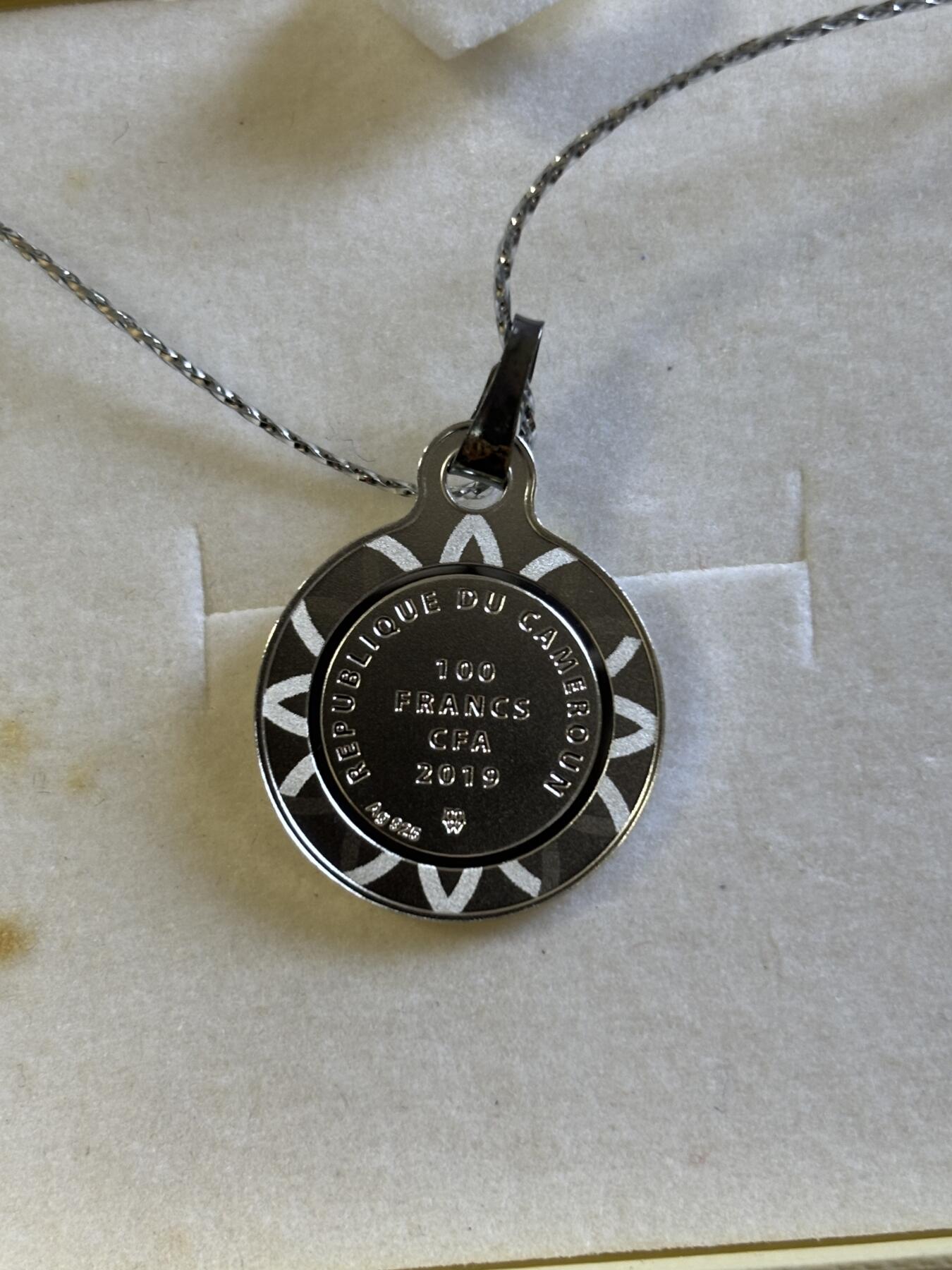 第197期拍卖 喀麦隆2019年四叶草镶嵌水晶纪念银币吊坠，925银，2.2克，发行500枚