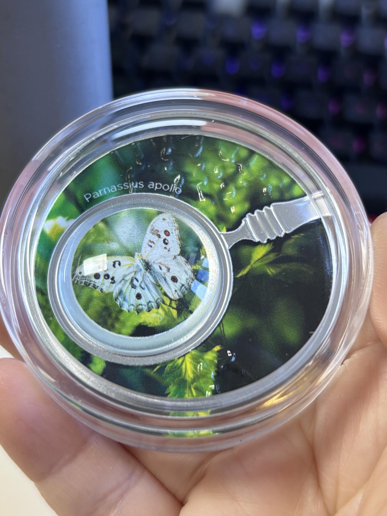 第197期拍卖 喀麦隆2024年自然之美系列阿波罗绢蝶彩色纪念银币，999银，17.5克，发行555枚，有起泡