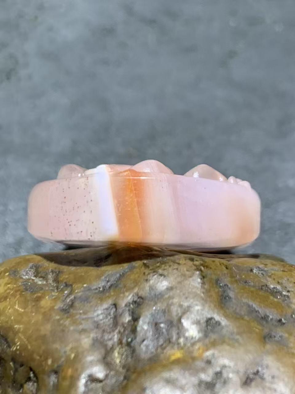 川料红白荔枝冻飘草花纹南红玛瑙雕刻蝶恋花吊坠一个，