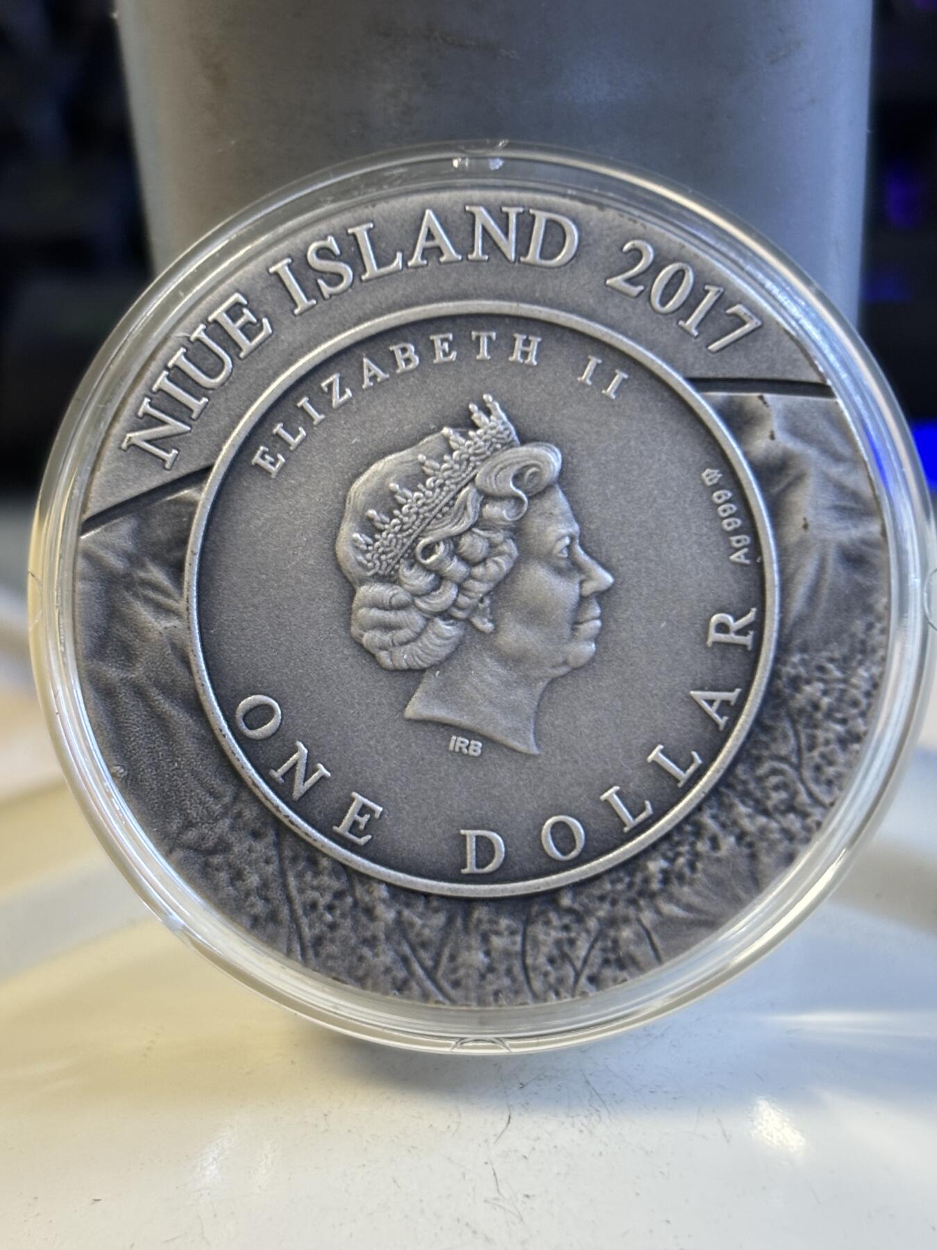 第197期拍卖 纽埃2017年陨石坑系列4镶嵌戈斯峭壁陨石仿古银币，999银，发行666枚