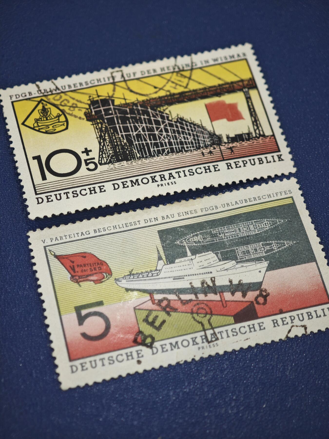 橙子收藏第八期(社会主义国家邮票专场) 东德1959年 FDGB工会度假邮轮主题邮票    这两枚是德意志民主共和国（东德）于1959年发行的附捐邮票，主题围绕德国自由工会联盟（FDGB）为工人建造的度假邮轮项目，是东德福利政策与工业宣传的典型邮品。