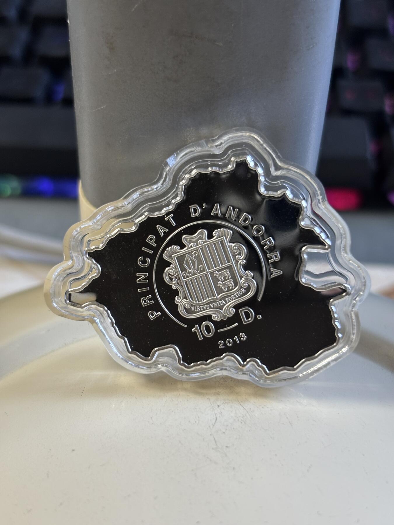 第197期拍卖 安道尔2013年自然宝藏系列旱獭地图形彩色银币，1盎司999银，发行3000枚，皮盒脱皮，银价584