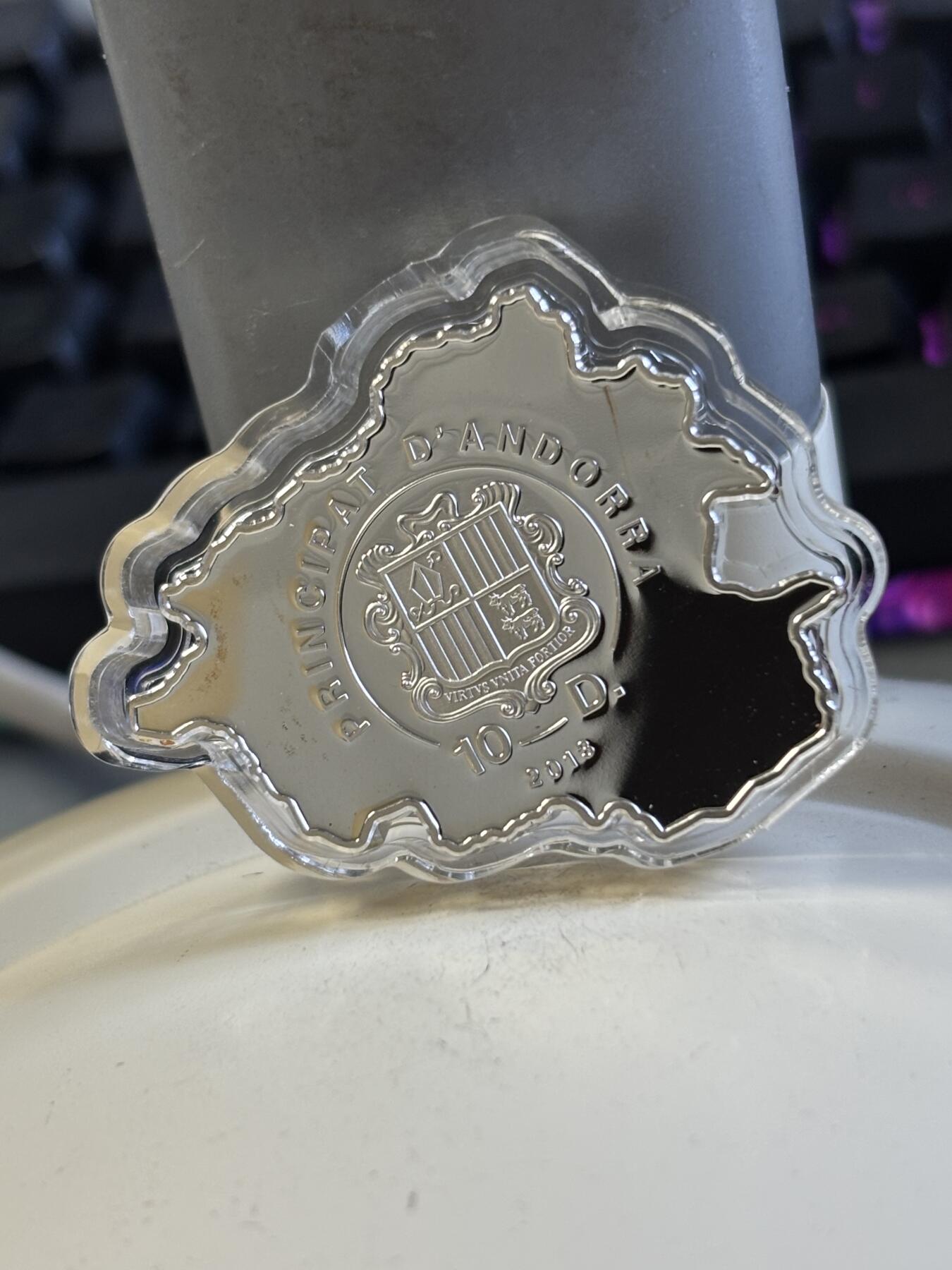 第197期拍卖 安道尔2013年自然宝藏系列狼地图形彩色纪念银币,1盎司999银，发行量3000枚，盒子脱皮银价584