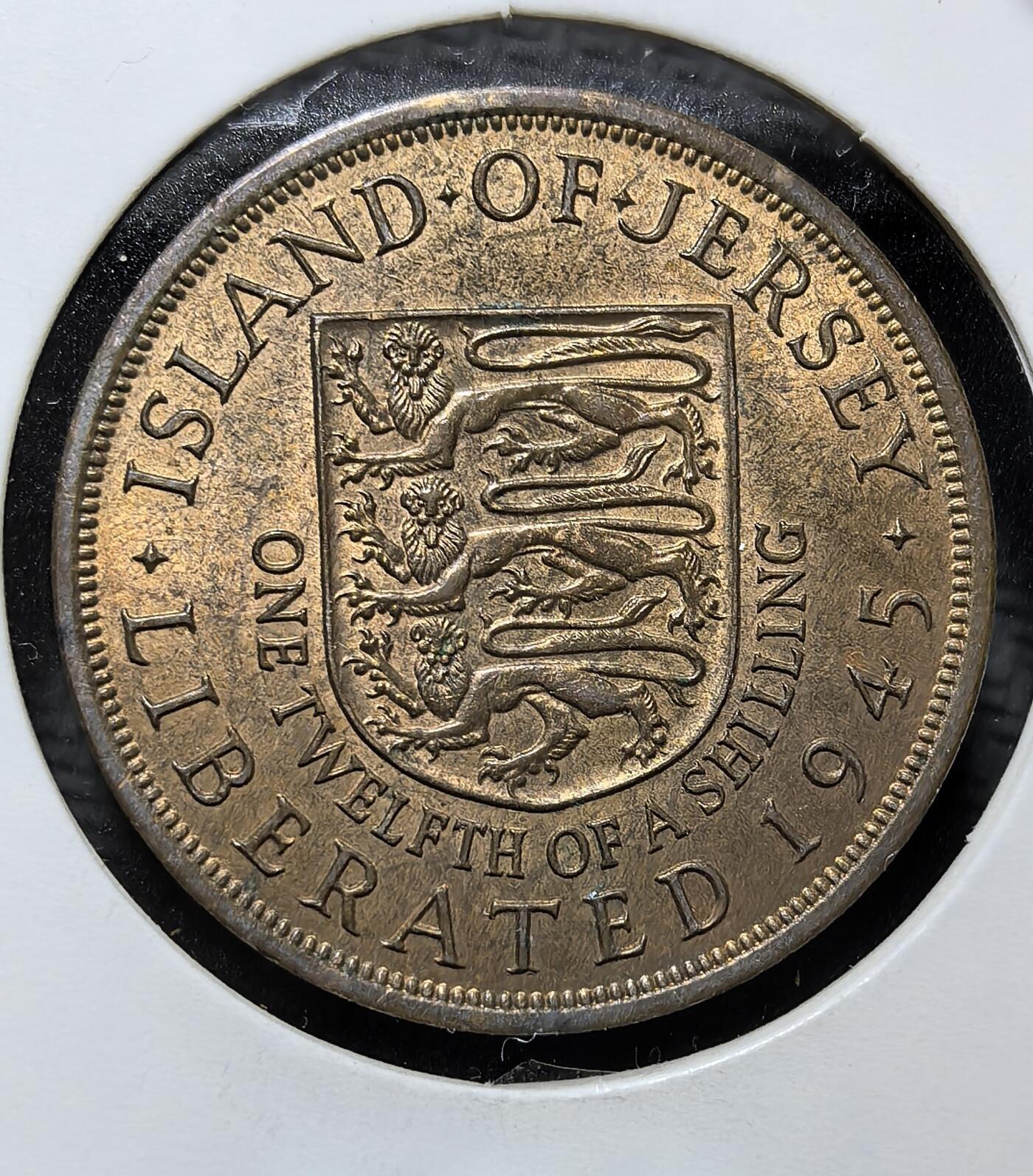 外国优质老铜币纪念币银币专场，周六晚上九点倒数截拍，满百包邮，周日发货,可寄存半年，喜欢朋友微信扫描二维码可直接参拍 英属泽西岛1945 年1/12 先令铜币，正面为英王乔治六世像，背面是泽西岛徽与三狮纹章，铸有 “LIBERATED（解放）” 铭文，是二战后泽西岛解放纪念流通币，见证英属海峡群岛历史。