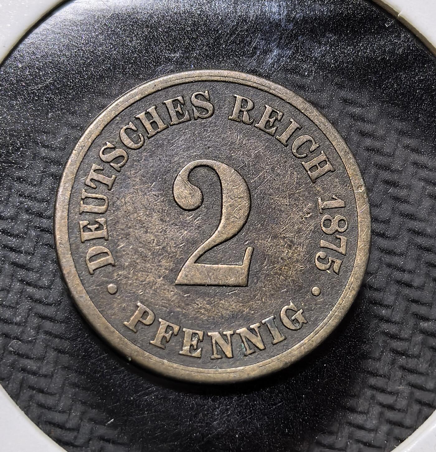 外国优质老铜币纪念币银币专场，周六晚上九点倒数截拍，满百包邮，周日发货,可寄存半年，喜欢朋友微信扫描二维码可直接参拍 德意志帝国1875年2 芬尼B版。正面印有帝国徽章与面值，是德意志帝国统一后初期的流通辅币，见证了德国近代货币体系的确立与历史变迁。