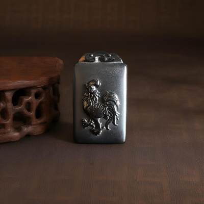 碧月说宝 君子怀瑾·当代和田玉清风专场(八) - 和田玉黑青鸡生肖牌