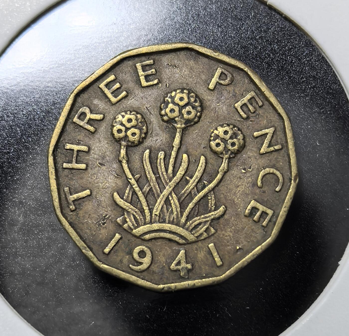 外国优质老铜币纪念币银币专场，周六晚上九点倒数截拍，满百包邮，周日发货,可寄存半年，喜欢朋友微信扫描二维码可直接参拍 英国1941 年3 便士币，发行于乔治六世时期，采用独特十二边形设计，正面为国王侧像，背面以象征苏格兰的蓟花为核心图案，是二战期间英国本土流通辅币，承载英国战时经济、英联邦货币体系历史，1970 年十进制改革后退出流通。