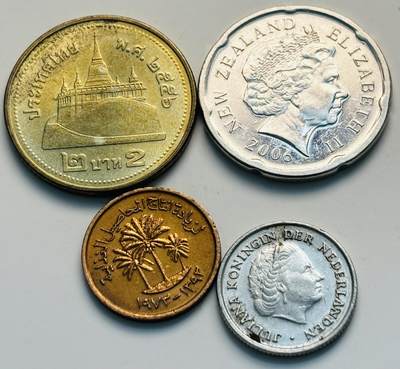 文馨钱币收藏第 299 场，长期接代拍业务 - 原光品相 新西兰，泰国，阿联酋，荷兰一组 4 枚