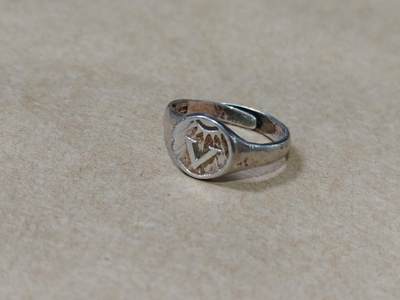 徽章钱币纪念章刺绣杂件专拍 - 抗战胜利V裘天宝银楼款戒指