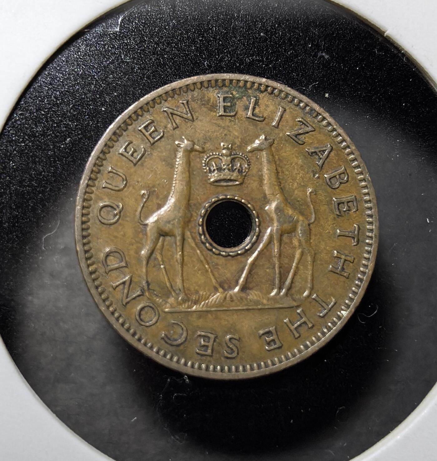 外国优质老铜币纪念币银币专场，周六晚上九点倒数截拍，满百包邮，周日发货,可寄存半年，喜欢朋友微信扫描二维码可直接参拍 罗得西亚与尼亚萨兰联邦1957 年半便士币，发行于伊丽莎白二世时期，正面为女王像，背面以象征非洲的双长颈鹿与皇冠为设计，是英属中非联邦的流通辅币，承载英国殖民非洲、联邦短暂存在与非洲独立前货币史。