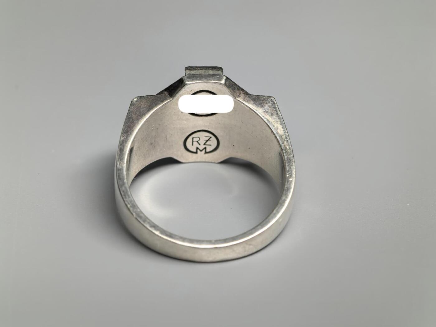 小驴勋章奖章收藏4月11日周六晚六点拍卖（珍爱和平，收藏战争，铭记历史，勿忘国耻，忠党爱国。有偿代拍，送拍规则在简介最后，参拍须阅读规则后再参拍，关系到运费包装发货时效真假辨别等关键信息，拍卖时不再发原图，看大图店主微信码在拍卖店铺介绍里） 现代工艺品 SS纪念戒指 银质 港码23号