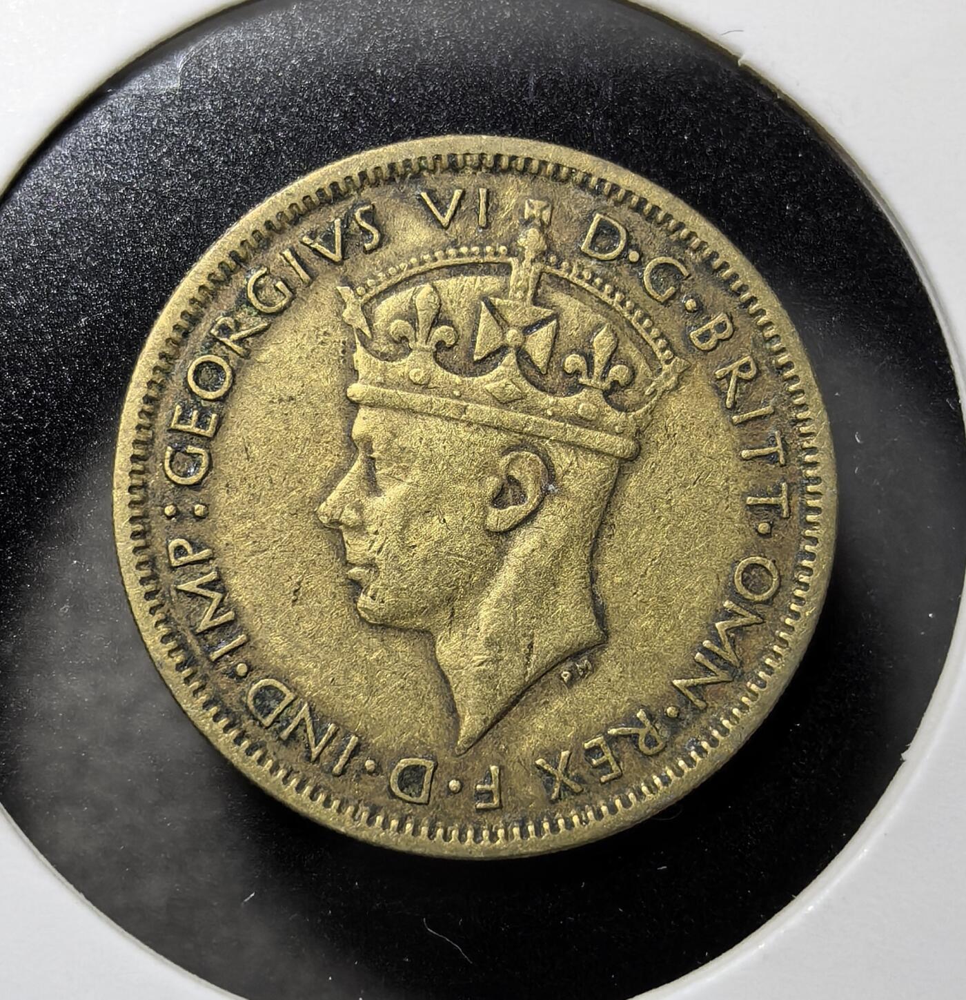 外国优质老铜币纪念币银币专场，周六晚上九点倒数截拍，满百包邮，周日发货,可寄存半年，喜欢朋友微信扫描二维码可直接参拍 英属西非1939年1先令币，发行于乔治六世时期，正面为国王侧像，背面以象征西非的油棕榈树为设计，是英属西非货币体系的核心流通辅币，承载英国殖民西非、二战战时经济与非洲殖民格局历史。