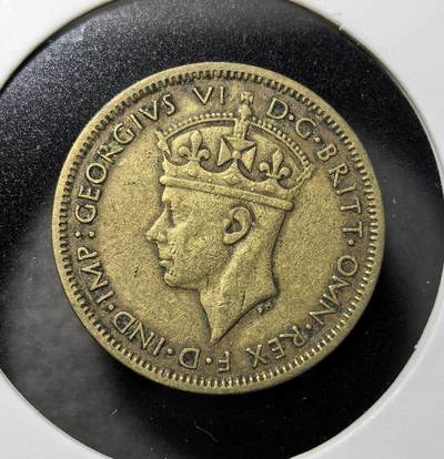 外国优质老铜币纪念币银币专场，周六晚上九点倒数截拍，满百包邮，周日发货,可寄存半年，喜欢朋友微信扫描二维码可直接参拍 - 英属西非1939年1先令币，发行于乔治六世时期，正面为国王侧像，背面以象征西非的油棕榈树为设计，是英属西非货币体系的核心流通辅币，承载英国殖民西非、二战战时经济与非洲殖民格局历史。