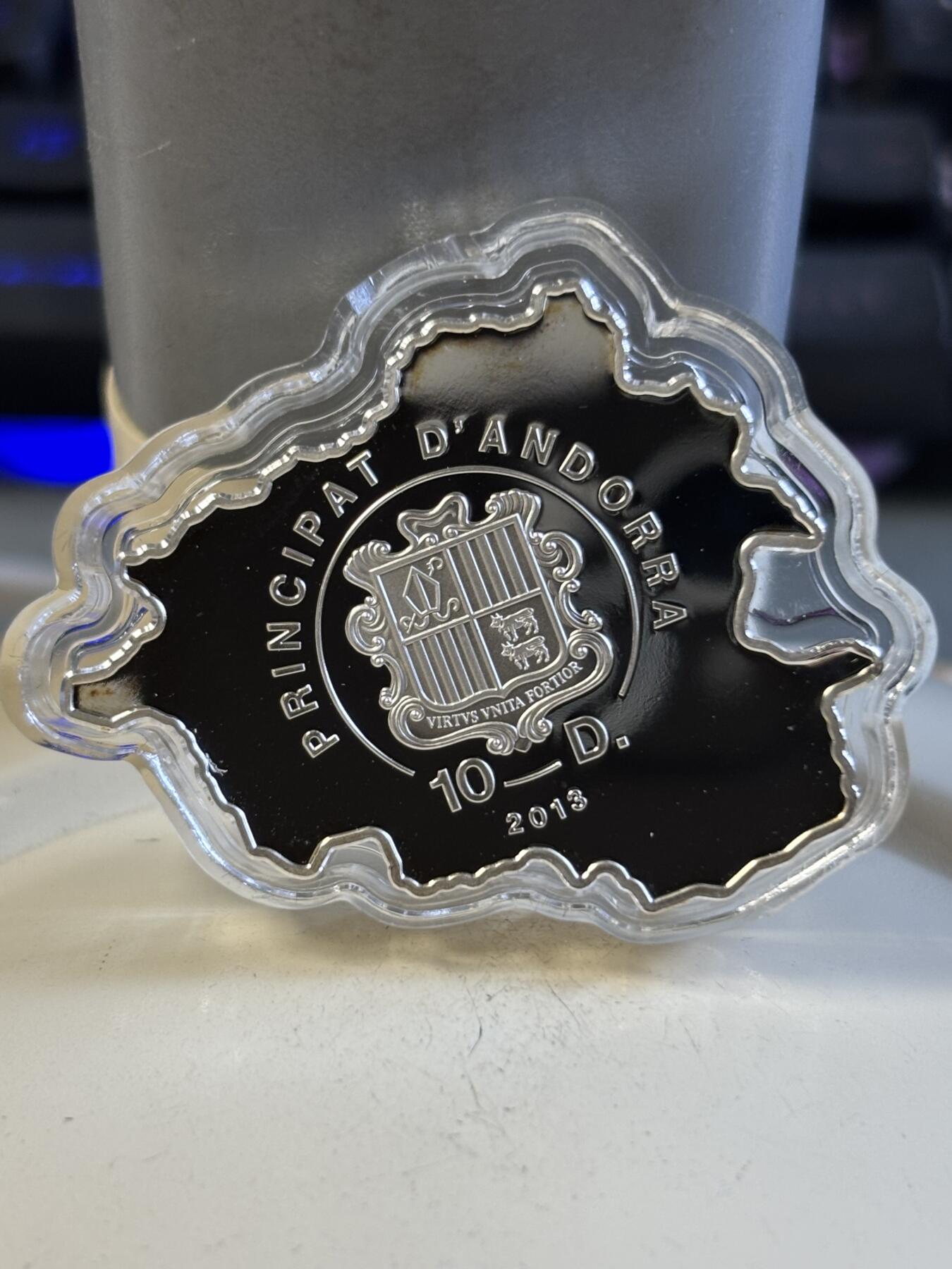 第197期拍卖 安道尔2013年自然宝藏系列红尾松鼠地图彩银币，1盎司999银，发行量3000枚，盒子脱皮，银价584