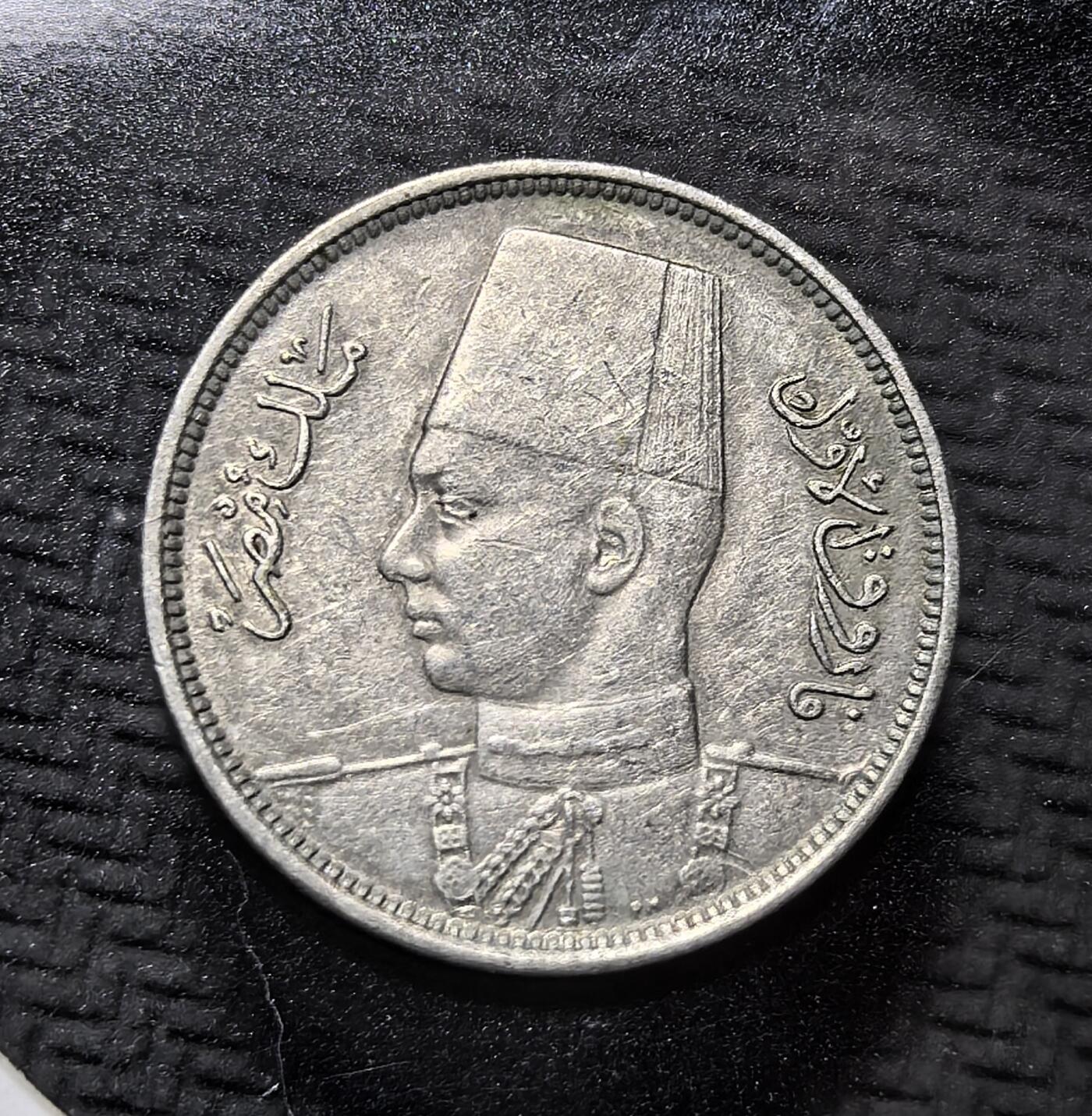 外国优质老铜币纪念币银币专场，周六晚上九点倒数截拍，满百包邮，周日发货,可寄存半年，喜欢朋友微信扫描二维码可直接参拍 埃及法鲁克王朝1938年2米利姆，正面为国王法鲁克一世像，背面铸阿拉伯文面值，是埃及王国末期流通币，见证埃及君主制终结与近代货币史。
