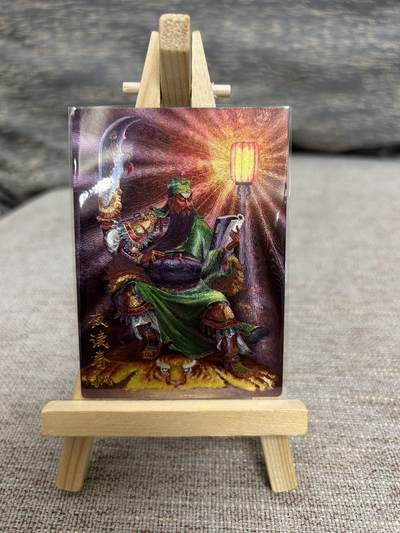 喜灰玩卡拍卖第七期，接拍品0佣金，欢迎送拍，释放现金流，让自己有资金可以购买更多喜欢的卡牌，让别的卡友能淘到更多心仪的卡牌 - 齐卡文化 张俊龙老师 绘 特卡 关二爷 夜读春秋 粗闪一张