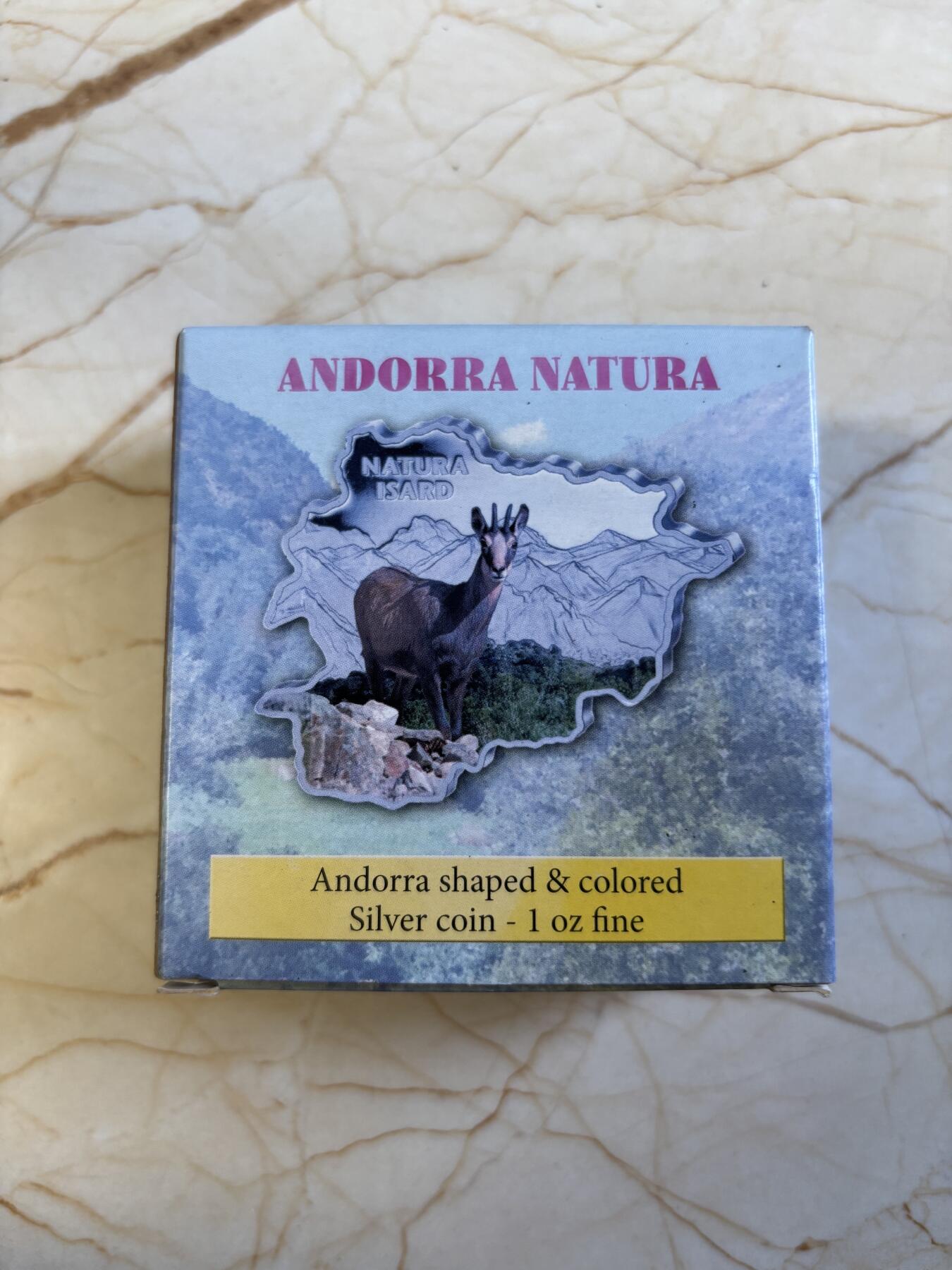 第197期拍卖 安道尔2013年自然宝藏系列鹿地图形彩色银币，1盎司999银，发行3000枚，盒子有脱皮银价584